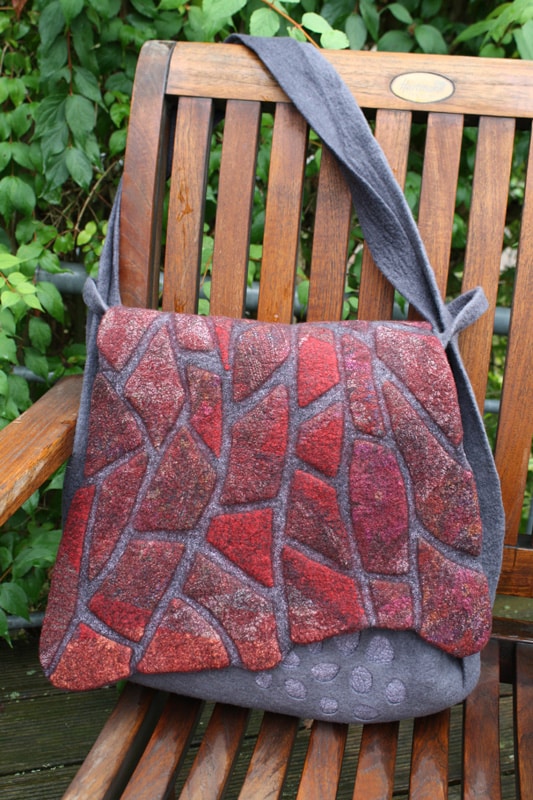 Tasche oder Rucksack mit spannenden Oberflächen